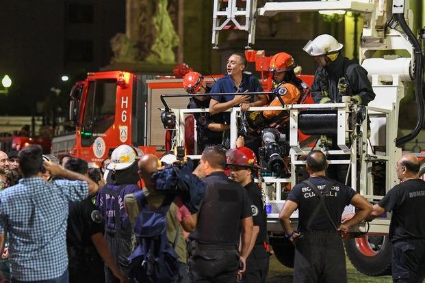 Un hombre amenazó con suicidarse desde la cúpula de la confitería El Molino