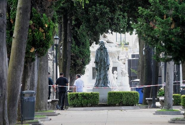 Un turista resultó herido por una escultura en el cementerio de Recoleta