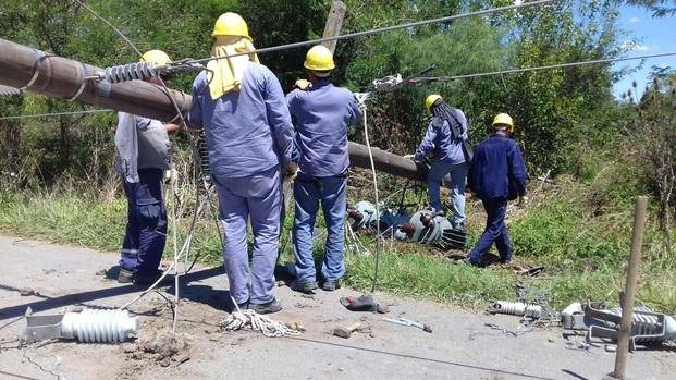 Apagón récord: siguen las tareas para reconstruir tendidos dañados