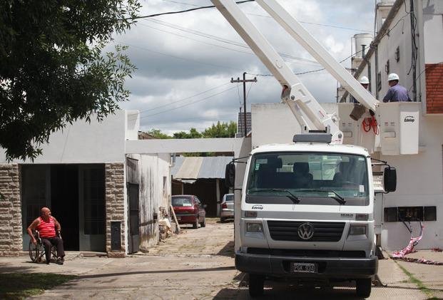 Apagones tienen a maltraer a más barrios: en 25 y 45, un día sin luz