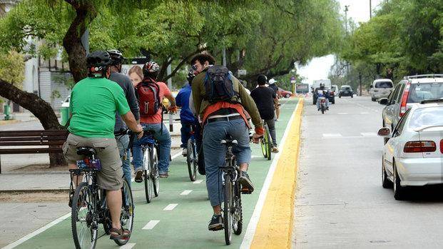 Ciclistas platenses acentúan reclamo por las bicisendas