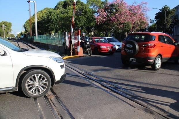 Con el tren eléctrico demorado, los pasos bajo nivel están en “stand by”