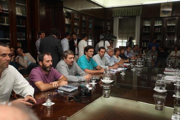 Docentes rechazan una oferta de aumento de 18% en cuatro cuotas