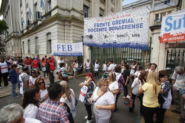 Docentes piden un salario mínimo de $13.000