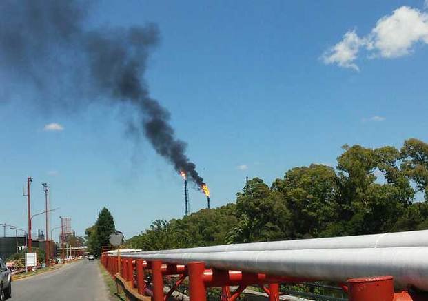 Inquietud por columna de humo negro 
emanada desde la refinería de YPF