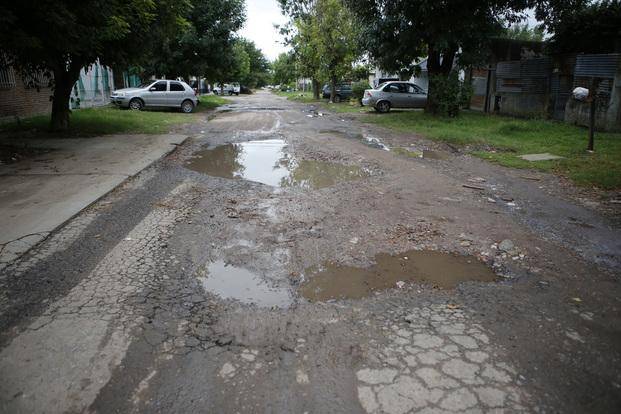 Malestar vecinal en dos barrios en los que ya es “imposible circular sin romper el auto”