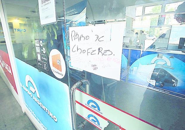 Miles de turistas varados por un conflicto gremial en El Rápido Argentino