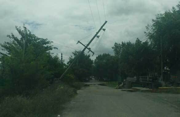 Un poste de luz "a punto de caer" 
inquieta a vecinos de 146, 49 y 50