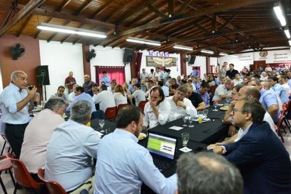 Vidal apura a los intendentes para que ejecuten obras