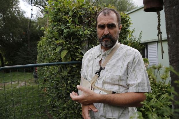 Abrieron las puertas por el calor, entró un ladrón y baleó al dueño