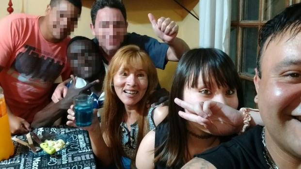 Allanamientos en busca del acusado de matar y enterrar a una mujer y a su hija