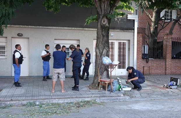 Balearon a un joven y golpearon a otro en un asalto en La Loma