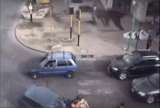 Capturan en video cómo un auto embistió dos motos en 122 y 66