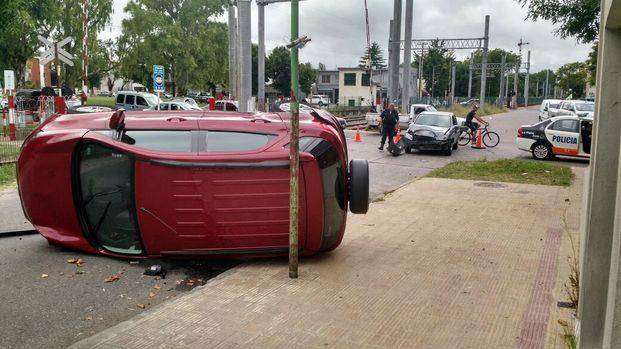 Choque y vuelco en calle 1 y 532