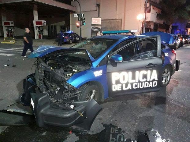 Dos policías heridos al chocar un patrullero contra un colectivo