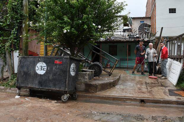 Hallan dos cuerpos, uno de ellos desmembrado, en tachos de basura