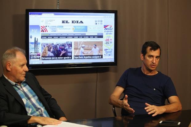 “Soy un 6 de copas”, dice uno de los policías de los sobres
