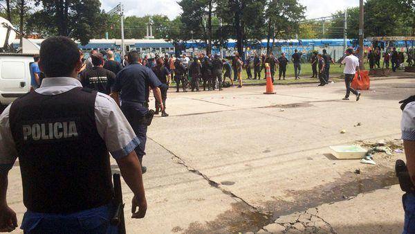 Tensión en la puerta de la fiscalía: hubo pedradas, balas de goma y dos detenidos