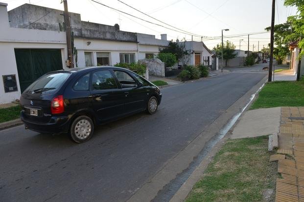 Tolosa: en pleno asalto, un ladrón ordenó el tránsito frente a una casa