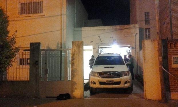 Un ladrón durante una entradera en una vivienda de Gonnet