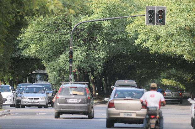 En el Camino Centenario funciona un solo semáforo
