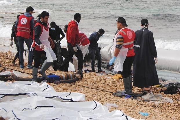 Hallan ahogados a 74 indocumentados en una playa de Libia