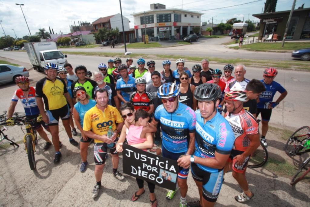 Fuerte reclamo de justicia por la muerte de un ciclista en Olmos