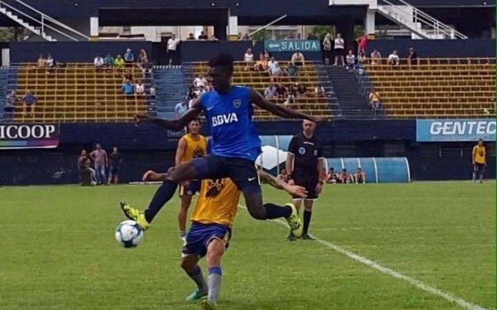 Hay un pibe camerunés que sorprende en las inferiores de Boca