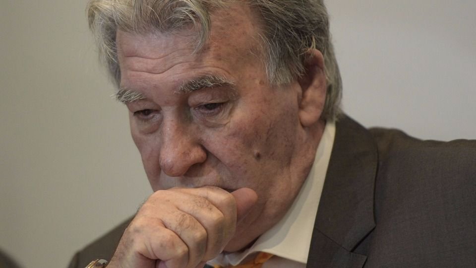 Armando Pérez dijo que no recibió ayuda y que "me quedo hasta el 29"