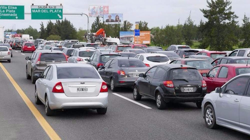 Miles de turistas copan las rutas argentinas por el fin de semana largo