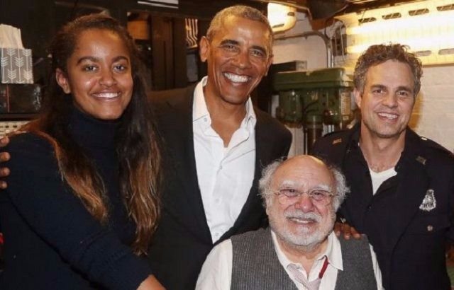 Junto a su hija, Obama asistió a la representación en Broadway de "The Price" 