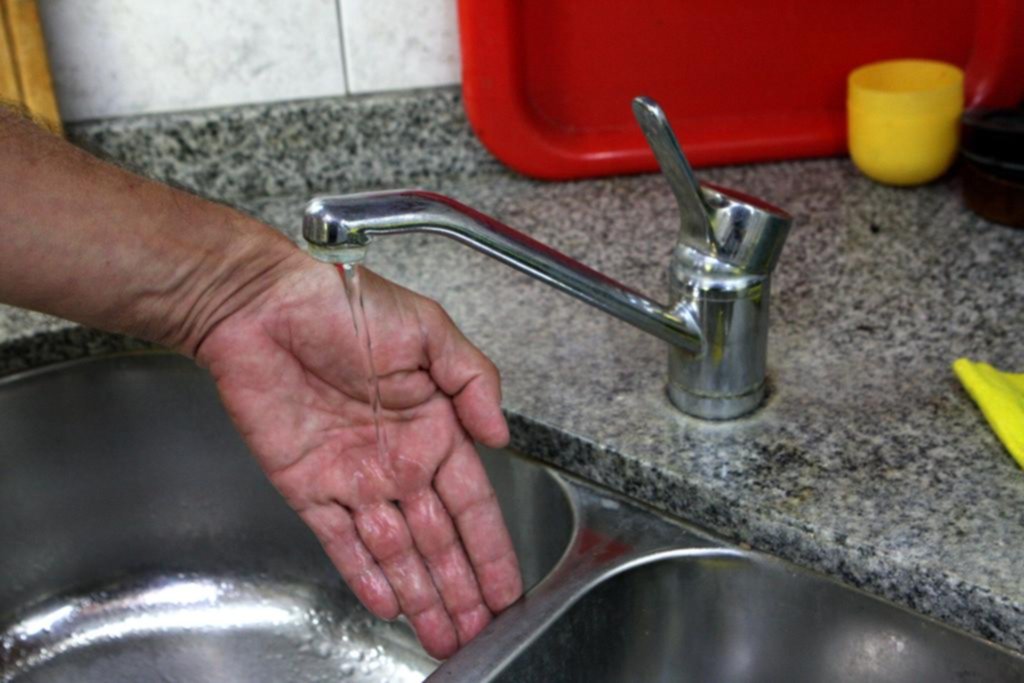 También se hizo sentir la falta de agua en distintos barrios platenses