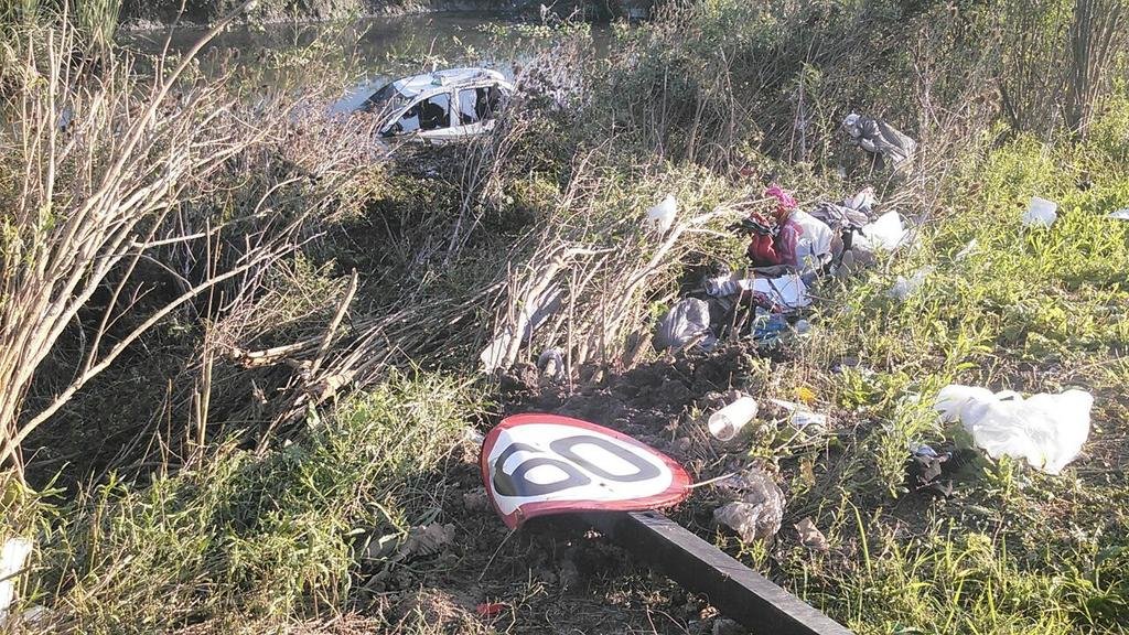 En Berisso, un auto cayó al canal de la Av. 66 y hubo cuatro heridos