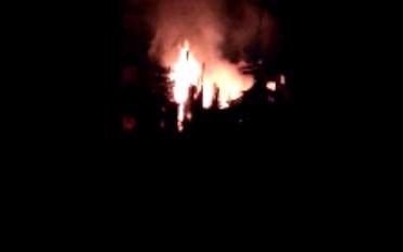 Video: tensión al incendiarse tres casas en 11, 85 y 86