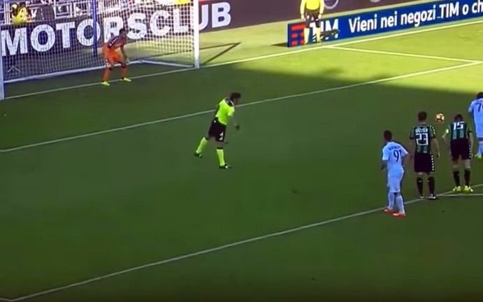 VIDEO: Bacca pateó un penal a lo Palermo