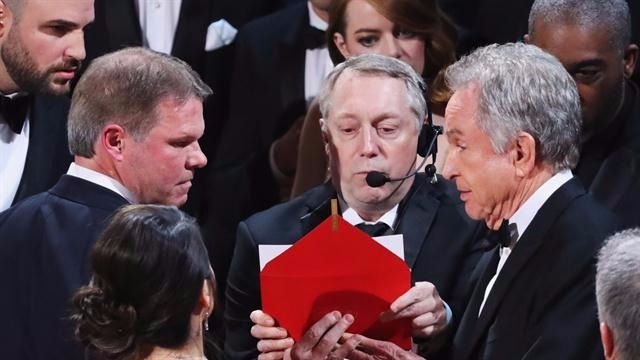 Una confusión con los sobres habría desencadenado el “papelón” de los Oscar