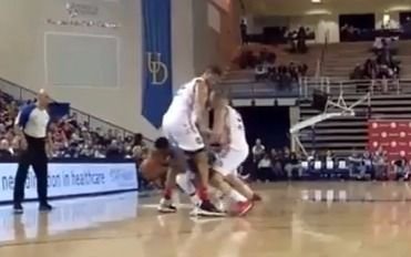 VIDEO: Tremendo caño humano en la NBA para esquivar a un rival