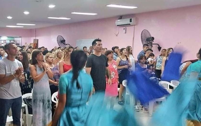 El DT de Atlético sorprendió a los fieles de un templo evangelista tucumano