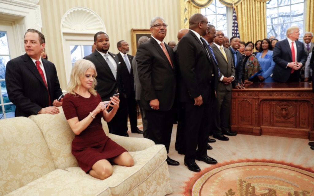 La foto de una asesora de Trump encendió la polémica
