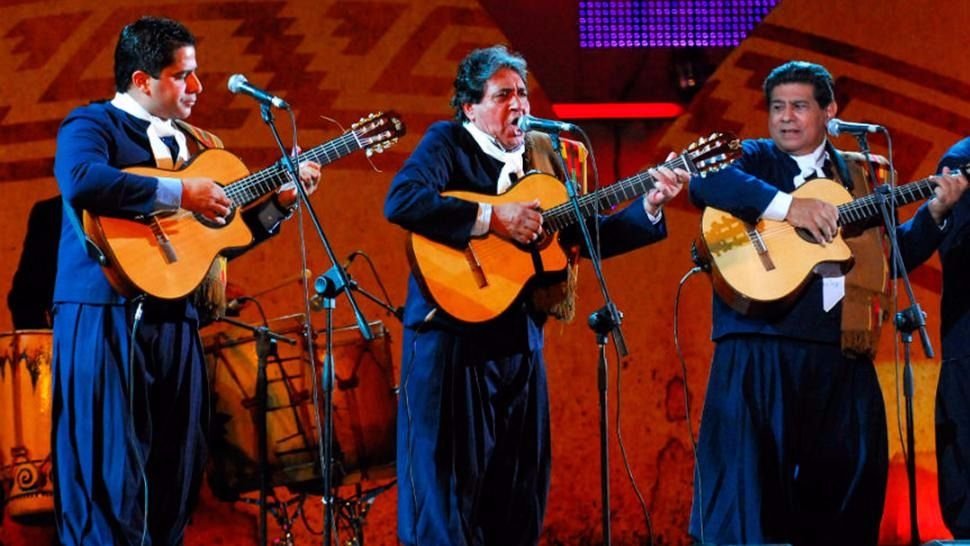 Escándalo en un show de folclore entre padre e hijo