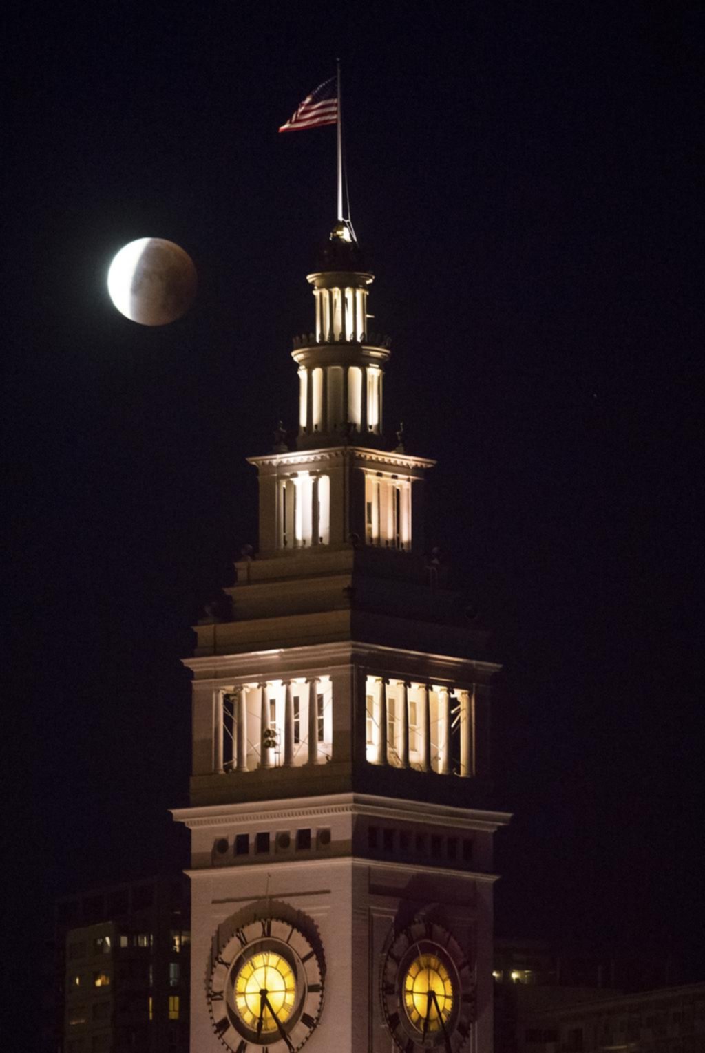 El eclipse total de Luna asombró al mundo y llenó de fantasía el cielo