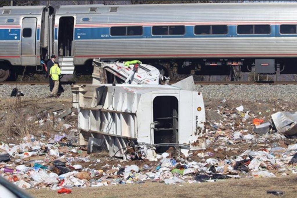 Un tren con legisladores a bordo chocó con un camión en Virginia y dejó un muerto