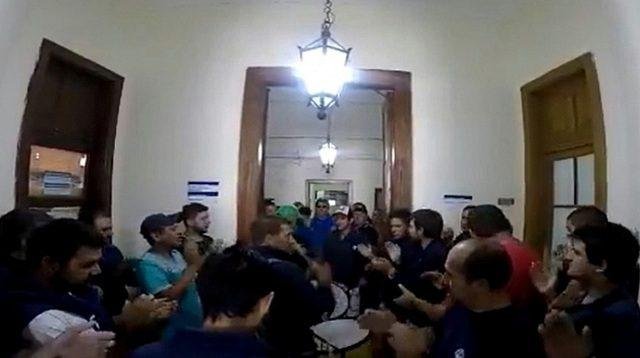 Toman el municipio de Azul por despidos