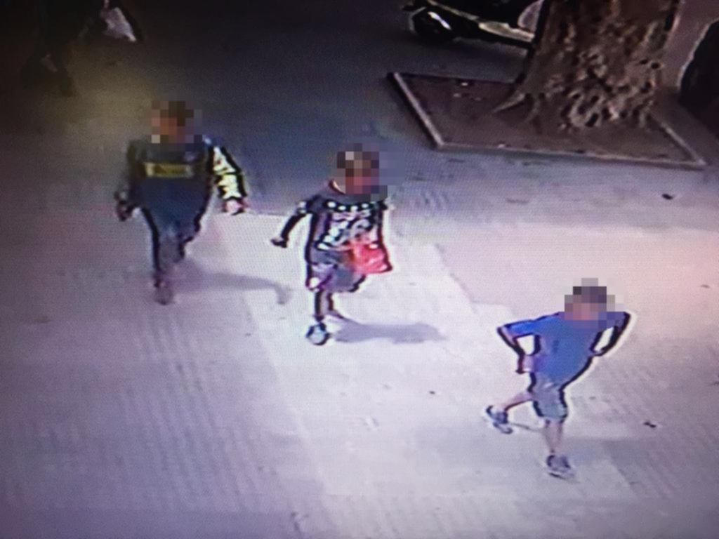 Ahora, tres nenes se metieron en una oficina y le robaron a un funcionario