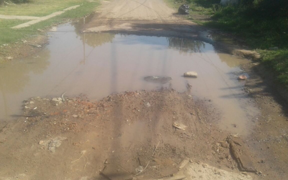 Queja vecinal por una enorme pérdida de agua en 482 y 29