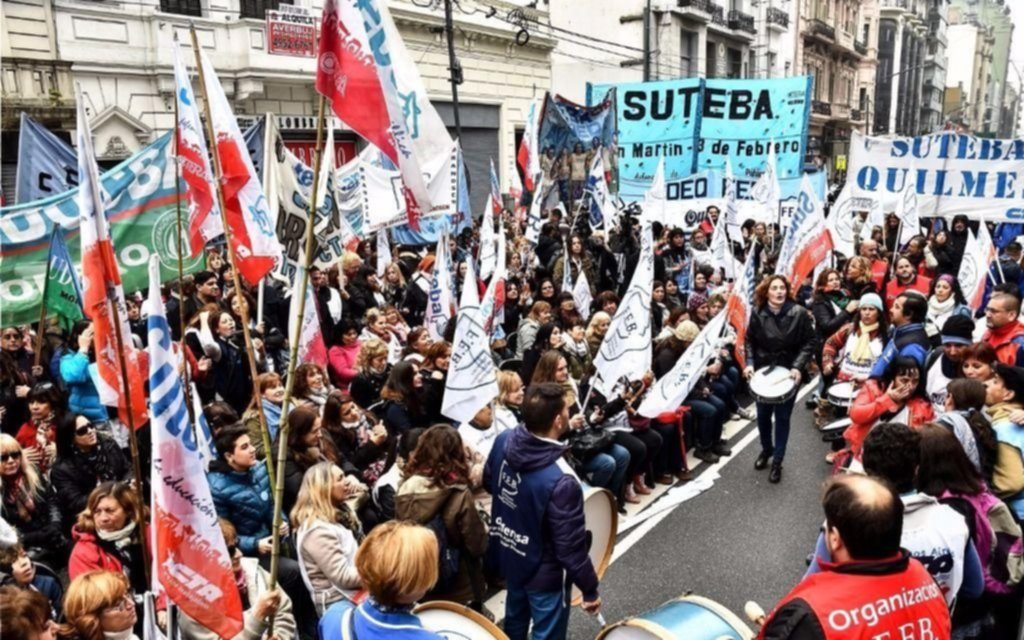 Los docentes reclaman "una urgente reunión" para discutir las paritarias