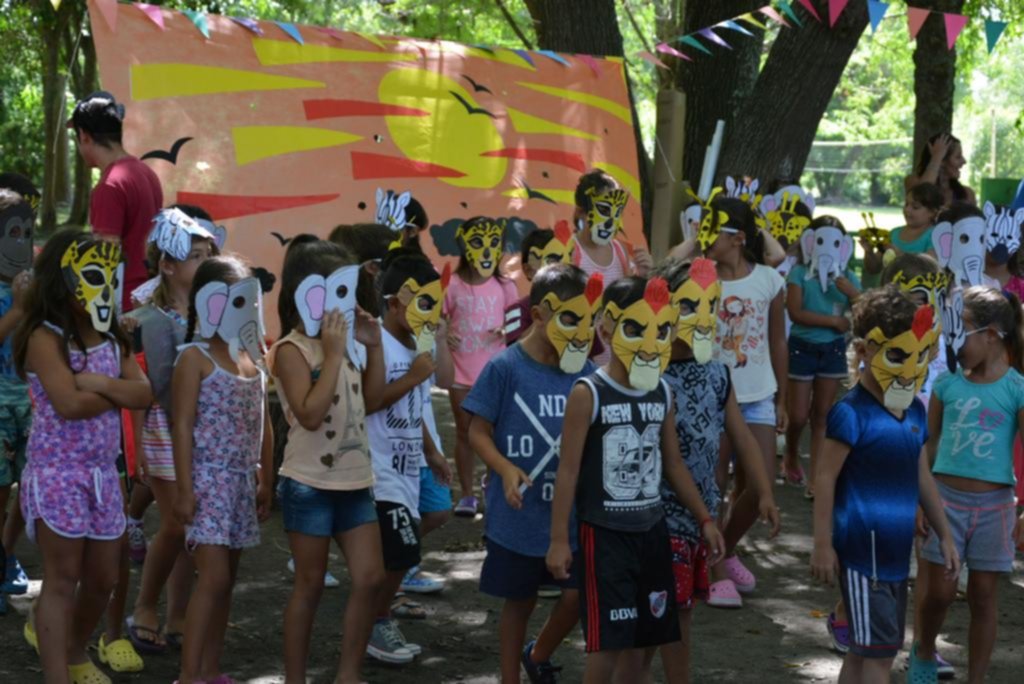 Colorido cierre de la colonia municipal de Berisso