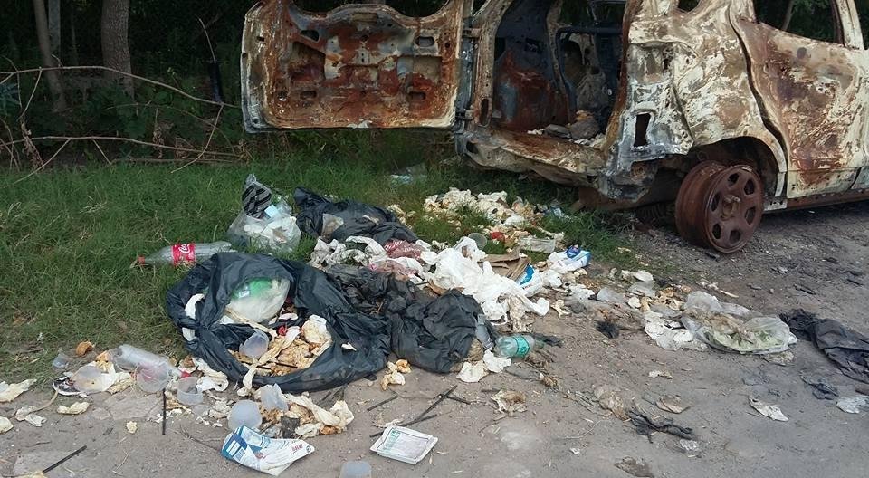 En La Nueva Hermosura un auto abandonado se convirtió en un “microbasural” crónico