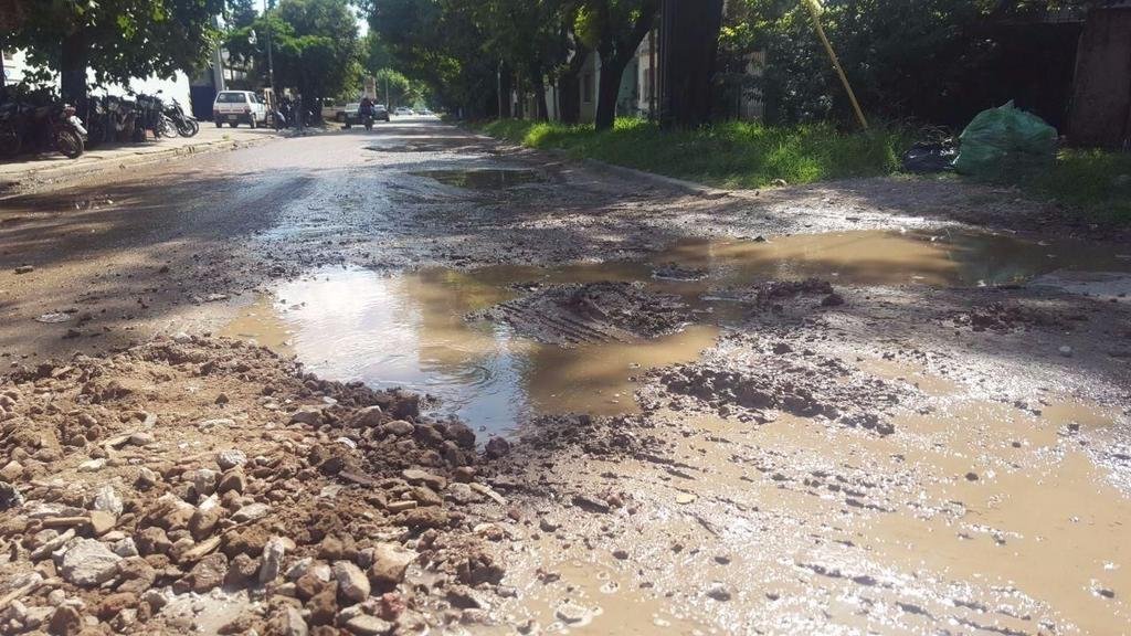 Un bache en bulevar 83 y 119 imposible de pasar sin romper el auto