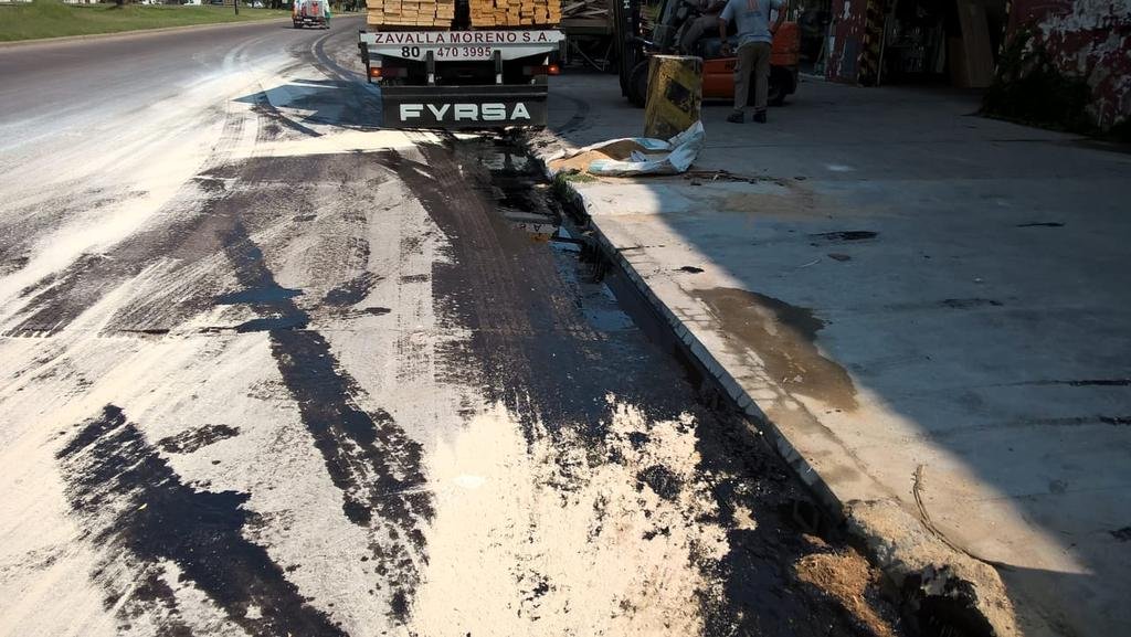 Un vandálico derrame de aceite provocó un enchastre de dos cuadras en La Loma